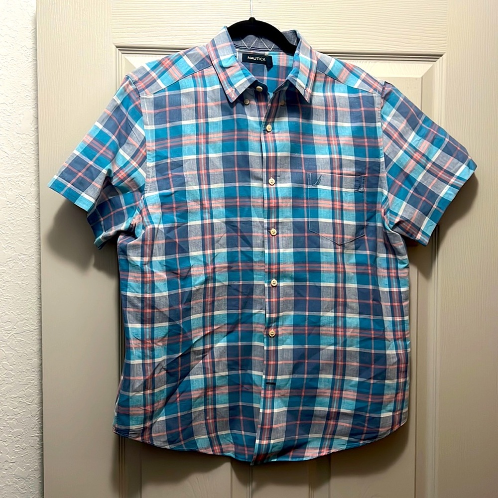 Pastel colored, short sleeve men’s Nautica dress shirt. Size L